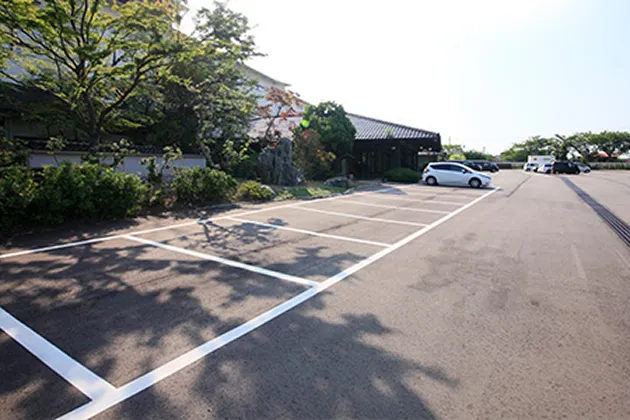 最大約200台収容可能な専用駐車場