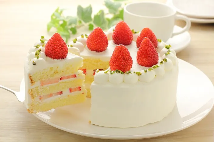 お祝いに欠かせない、真っ赤な苺がのった白い生クリームのデコレーションケーキ。
