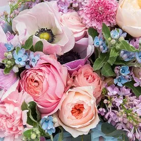 ピンクとパープルを基調とした色鮮やかで優しい雰囲気の花束。