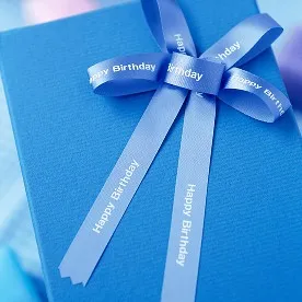 Happy Birthdayのリボンが結ばれたブルーのプレゼントボックス。