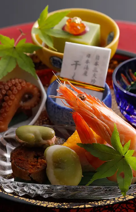 旬の食材を使った前菜や小鉢が並ぶ上品な和食会席の一皿