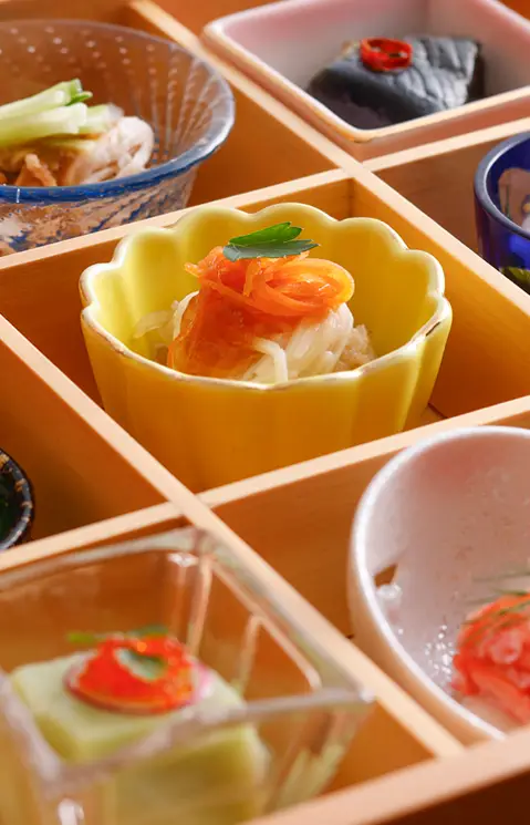 色とりどりの小鉢料理を美しく詰め合わせた和食プレート