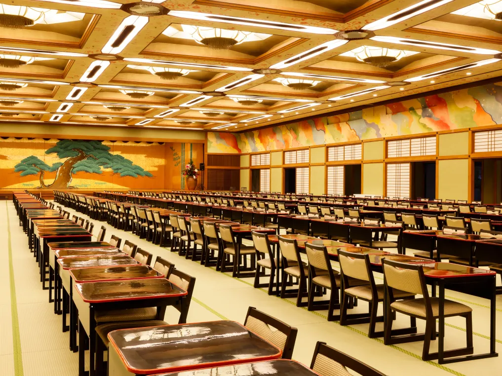 大人数での食事に対応した広々とした宴会場