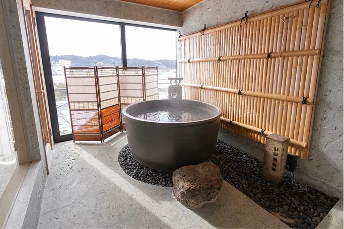 庭園を望む開放的な露天風呂の温泉空間