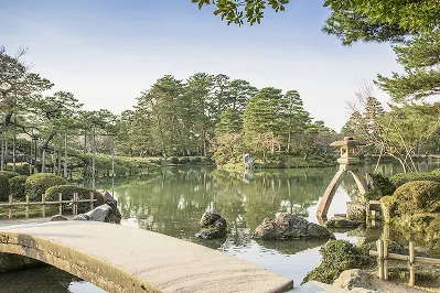 池と橋がある日本庭園の穏やかな昼の風景