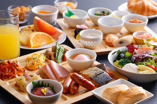 小鉢やサラダ、和洋折衷の料理を少しずつ楽しめる朝食ビュッフェ
