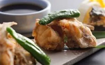 カラリと揚がった魚の天麩羅とししとう、天つゆのセット