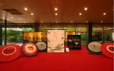 赤い和傘が並ぶ館内装飾
