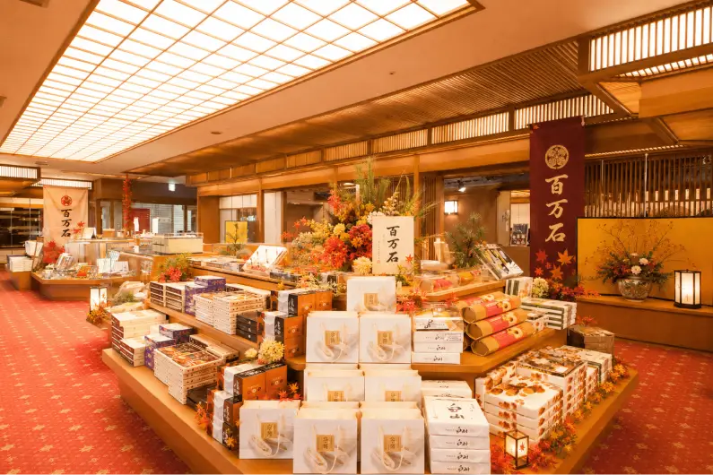 お土産品がずらり並ぶ館内の売店