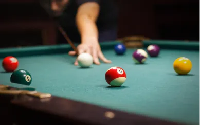 ビリヤードをプレイする手元の様子