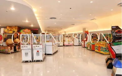 クレーンゲームが並ぶゲームコーナー