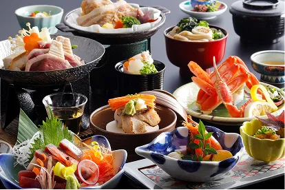 刺身や煮物、鍋料理など多彩な和食が並ぶ贅沢な会席料理