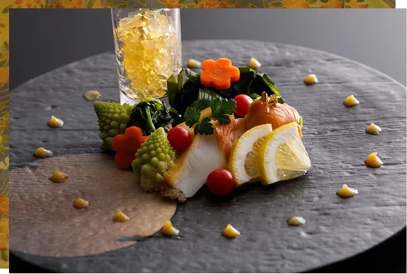 彩り豊かな野菜と魚介を美しく盛り付けた創作和食の一皿