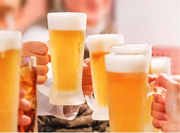 ビールで乾杯する人々の手元