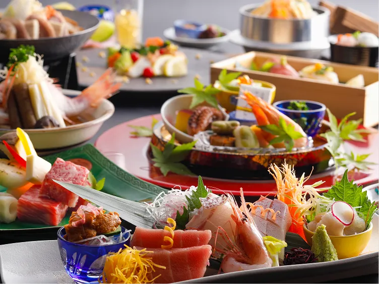 刺身や鍋料理、和牛料理が並ぶ豪華な和会席料理