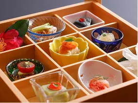 彩り豊かな小鉢料理が並ぶ和食の前菜御膳