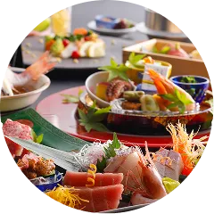 美しく盛られた海鮮などの会席料理