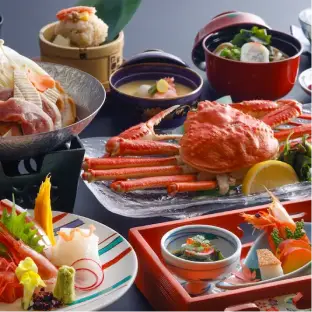 マグロやエビ、サーモンなど、色鮮やかで新鮮な握り寿司が上品な和皿に並んでいる様子。