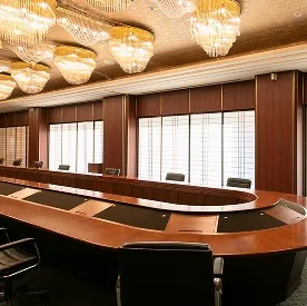 天井の豪華なシャンデリアが目を引く会議室。