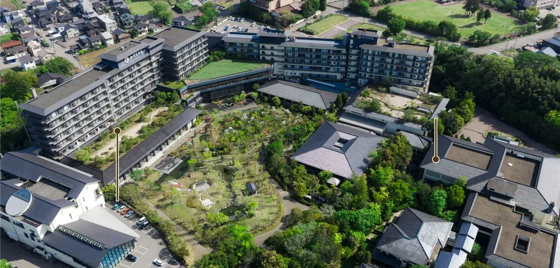 広大な庭園と建物、遠くの山並みまで見渡せる開放的なリゾート風景