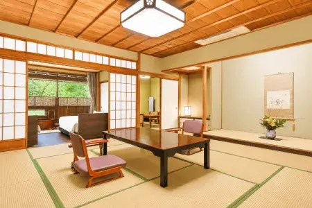 畳敷きの広い和室と障子が特徴の客室