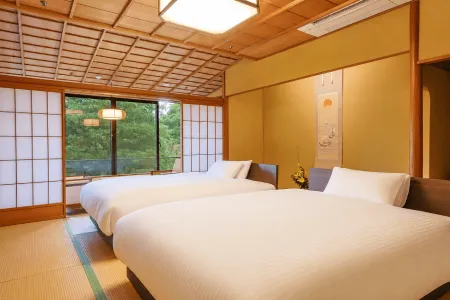 窓から景色を望めるシンプルな和モダン客室