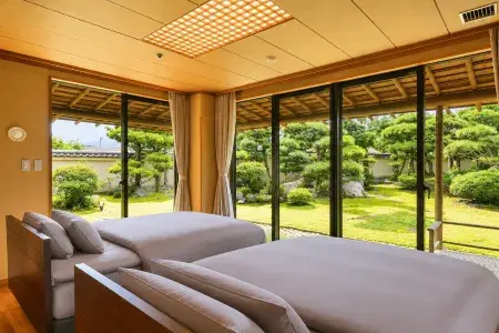 2つのベッドを備えた和モダンスタイルの客室