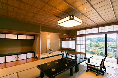 大きな窓から景色を望む和室の広間