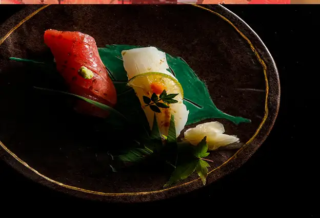彩り豊かな前菜を盛り付けた和食料理の一品