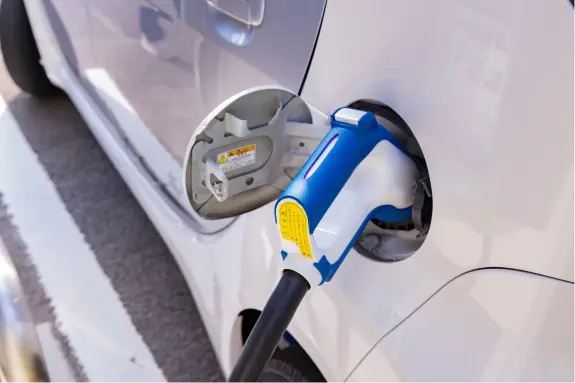 駐車場に完備された電気自動車専用の充電スタンド